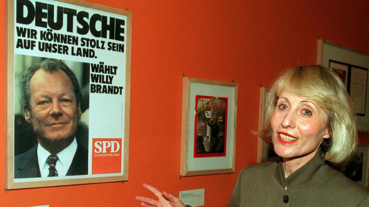 Brandt-Witwe Brigitte Seebacher bei der Ausstellung des Willy-Brandt-Nachlasses in Berlin 1996