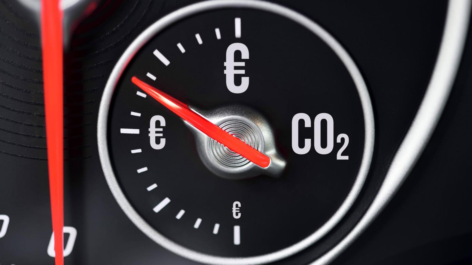 Fotomontage aus einer Tankanzeige in einem Auto mit CO2-Anzeige und Eurozeichen