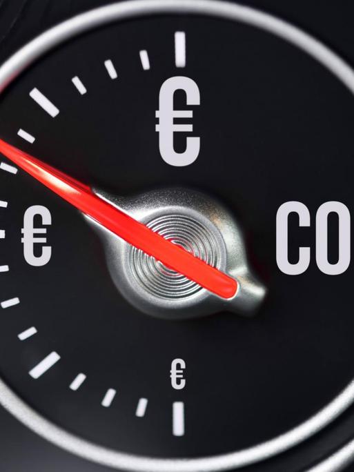Fotomontage aus einer Tankanzeige in einem Auto mit CO2-Anzeige und Eurozeichen