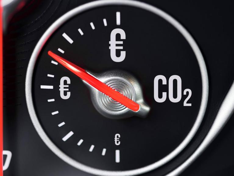 Fotomontage aus einer Tankanzeige in einem Auto mit CO2-Anzeige und Eurozeichen