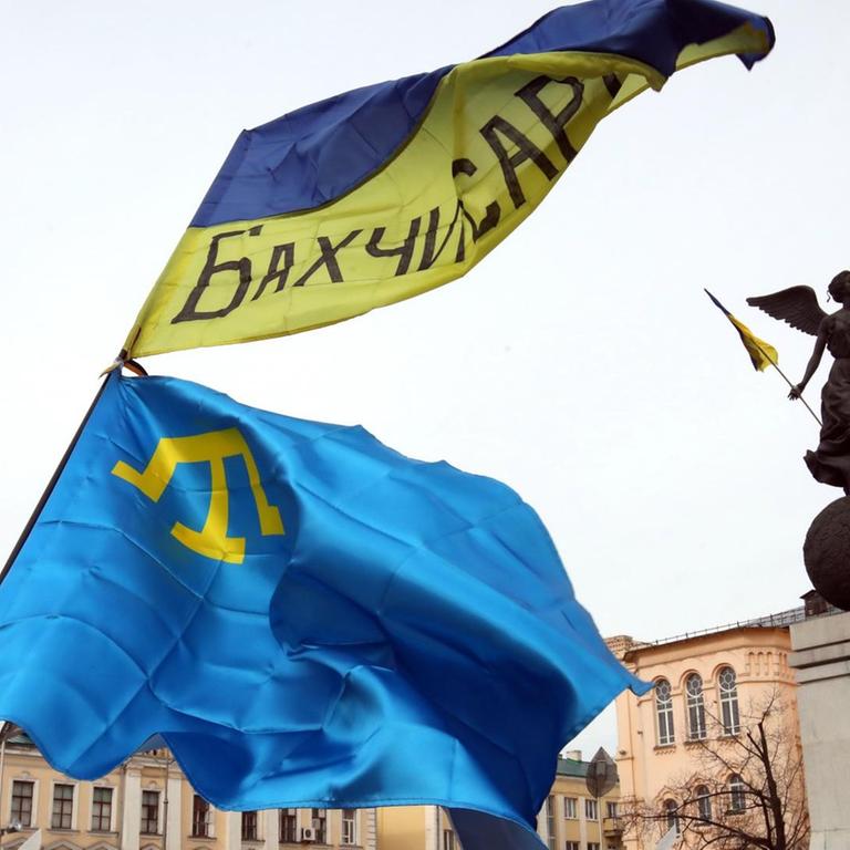 Die Natioanl-Flagge der Krimtataren und die Flagge der Ukraine sind während einer Mahnwache eines Aktivisten der Nationalen Bewegung der Krimtataren Siervier Abibulaiev am 26. Februar 2020 in Charkiw/Nordost-Ukraine zu sehen.