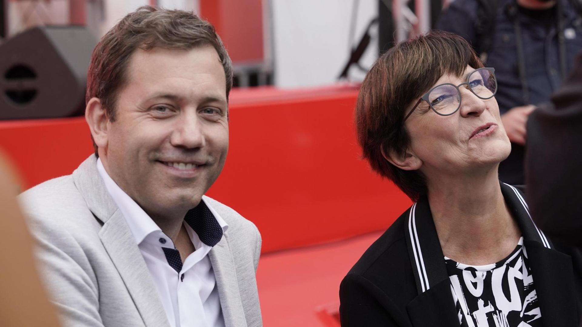 Lars Klingbeil gemeinsam mit Saskia Esken (Bundesvorsitzende der SPD) beim offiziellen Wahlkampfabschluss der Sozialdemokraten am Heumarkt in Köln, aufgenommen am 21.09.2021.