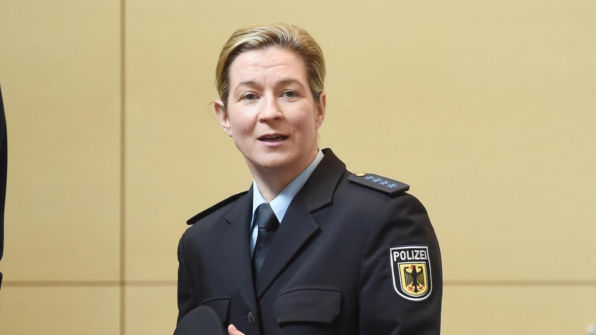 Eisschnellläuferin Claudia Pechstein wartet am 08.03.2016 im Bundesgerichtshof (BGH) in Karlsruhe (Baden-Württemberg) auf den Beginn ihres Prozesses.