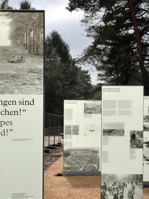 Stelen als Infotafeln zur Geschichte des Kessels von Halbe (Brandenburg), aufgenommen am 11.03.2015 an der Kriegsgräberstätte in Halbe (Brandenburg).
