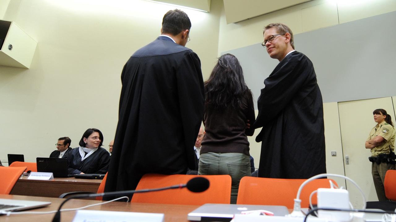 Die Angeklagte Beate Zschäpe (M) steht zwischen ihren Anwälten Wolfgang Stahl (l) und Wolfgang Heer (r) im Gerichtssaal in München.