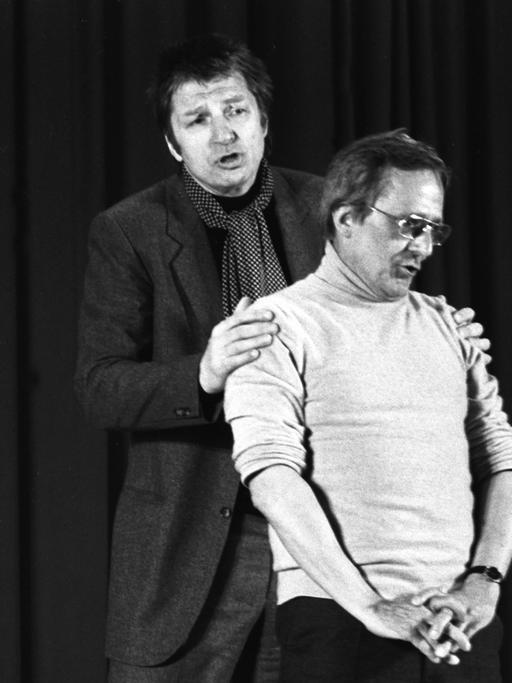 Das Kabarettisten-Duo Werner Schneyder (l) und Dieter Hildebrandt bei ihrem Auftritt im Januar 1985. Das Kabarettisten-Duo Werner Schneyder (l) und Dieter Hildebrandt bei ihrem Auftritt im Januar 1985.