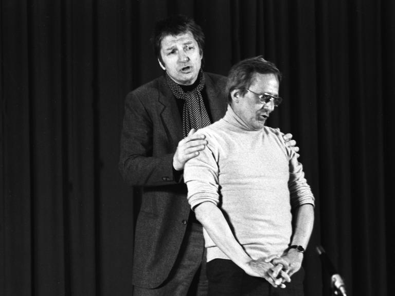 Das Kabarettisten-Duo Werner Schneyder (l) und Dieter Hildebrandt bei ihrem Auftritt im Januar 1985. Das Kabarettisten-Duo Werner Schneyder (l) und Dieter Hildebrandt bei ihrem Auftritt im Januar 1985.