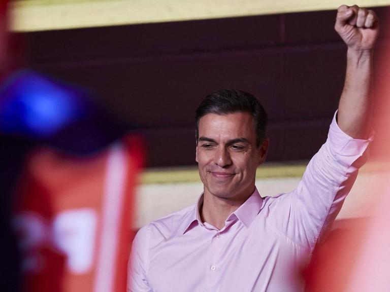 Sozialdemokrat und der amtierende spanische Regierungschef Pedro Sánchez lässt sich am Wahlabend in Madrid von seinen Anhängern feiern.