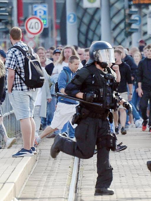 Polizisten laufen nach dem Abbruch des Stadtfestes Chemnitz über eine Straße.