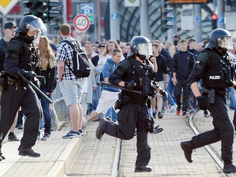 Polizisten laufen nach dem Abbruch des Stadtfestes Chemnitz über eine Straße.