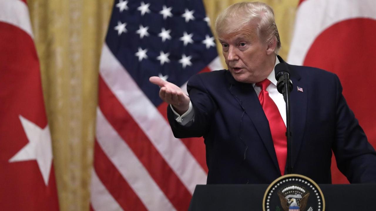 US-Präsident Donald Trump kritisiert bei einer Pressekonferenz am Rande des Treffens mit dem türkischen Präsidenten Erdogan die Anhörung in Sachen Impeachment-Verfahren.