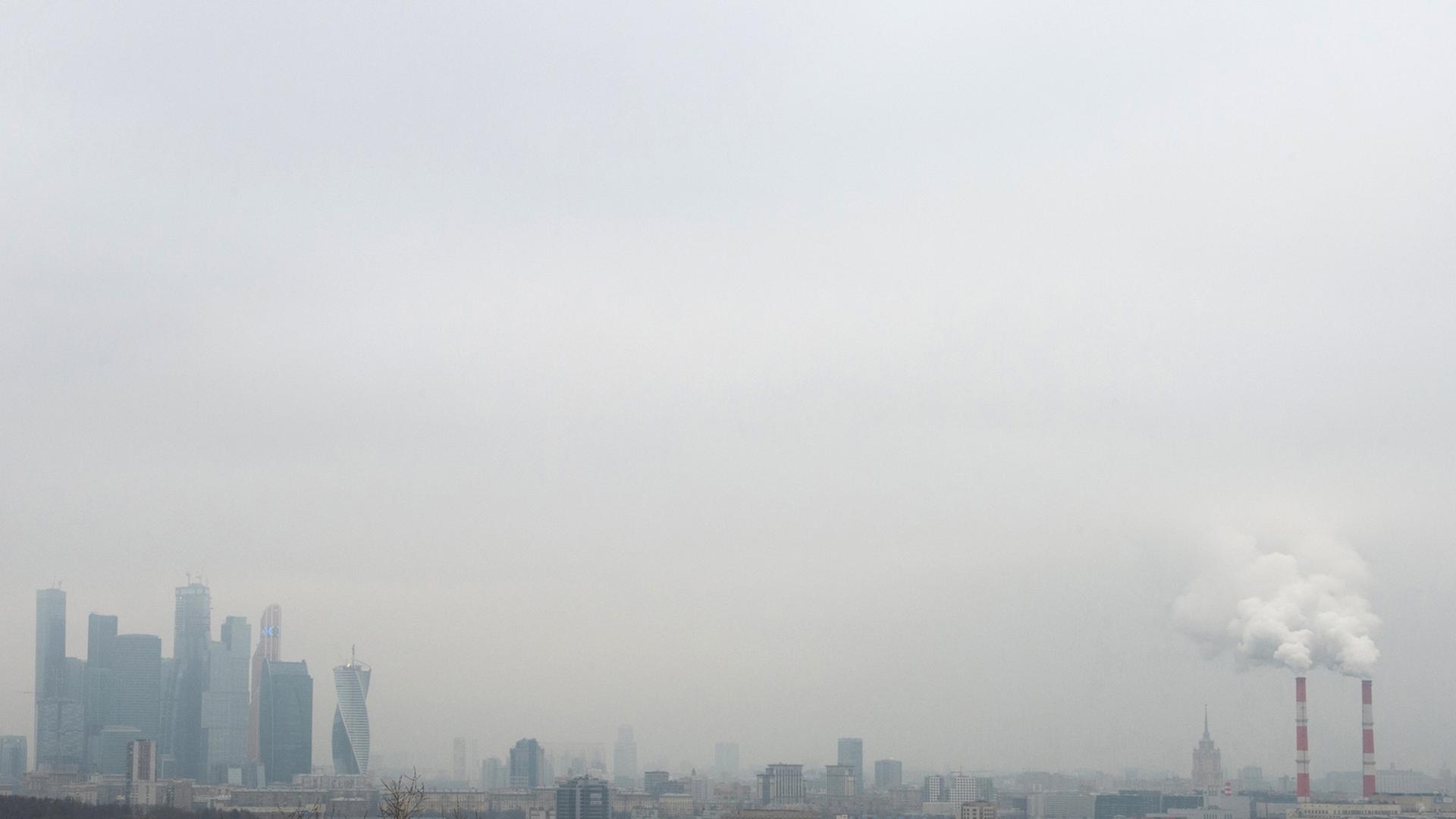 Skyline von Moskau im Smog versunken.