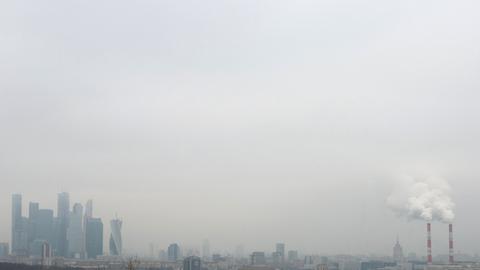 Skyline von Moskau im Smog versunken.