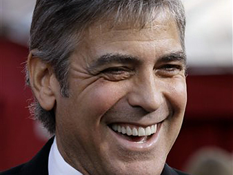 Der US-amerikanische Schauspieler George Clooney lacht vor den 82. Academy Awards in Los Angeles.