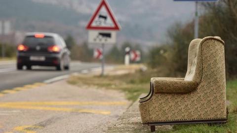An der Straße steht ein einsamer Sessel. Ein Dach über den Kopf ist bisher kein Grundrecht und die Wohnungsnot nimmt in Deutschland zu.