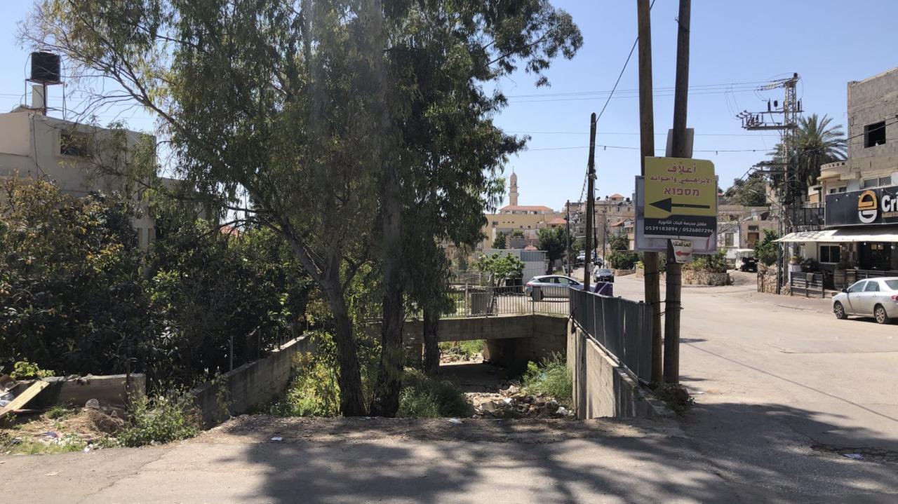 Mitten im Dorf Barta’a verläuft die Grenze zwischen Israel (rechts) und dem Westjordanland (links), hier verbunden durch einen Fußgängertunnel.