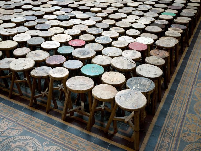 Die Installation "Stools" des Künstlers Ai Weiwei im Berliner Martin-Gropius-Bau