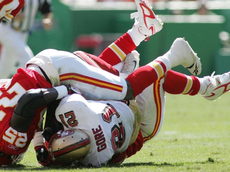 Defensive Back Greg Wesley (oben) von den Kansas City Chiefs zwingt Running Back Frank Gore von den San Francisco 49ers zu Boden während der NFL-Partie.