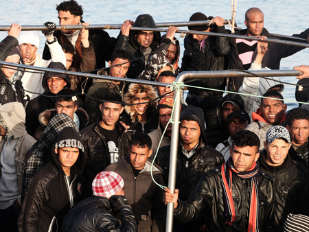 Ein Boot mit Flüchtlingen aus Nordafrika erreicht die italienische Insel Lampedusa.