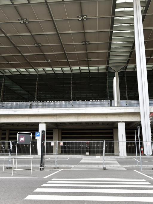 Am künftigen Hauptstadtflughafen Willy Brandt in Schönefeld (Brandenburg) sind die Bauarbeiten gestoppt worden. Die Gewichtsbelastungen im Gebäudedach sollen überschritten worden sein. Die Staatsanwaltschaft Cottbus ermittelt.
