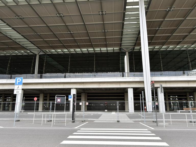 Am künftigen Hauptstadtflughafen Willy Brandt in Schönefeld (Brandenburg) sind die Bauarbeiten gestoppt worden. Die Gewichtsbelastungen im Gebäudedach sollen überschritten worden sein. Die Staatsanwaltschaft Cottbus ermittelt.