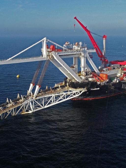 Das Verlegeschiff "Audacia" des Offshore-Dienstleisters Allseas verlegt in der Ostsee vor der Insel Rügen Rohre für die Gaspipeline Nord Stream 2