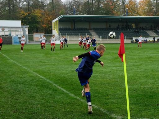 Ein Jugendspiel laeuft im Stadion am Wasserwerk (Sparda-Bank-Stadion) der Spvgg SV Weiden in Weiden in der Oberpfalz. Die erste Mannschaft spielt derzeit in der Landesliga Mitte.