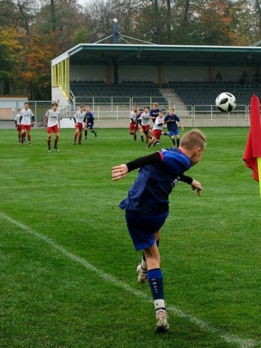 Ein Jugendspiel laeuft im Stadion am Wasserwerk (Sparda-Bank-Stadion) der Spvgg SV Weiden in Weiden in der Oberpfalz. Die erste Mannschaft spielt derzeit in der Landesliga Mitte.