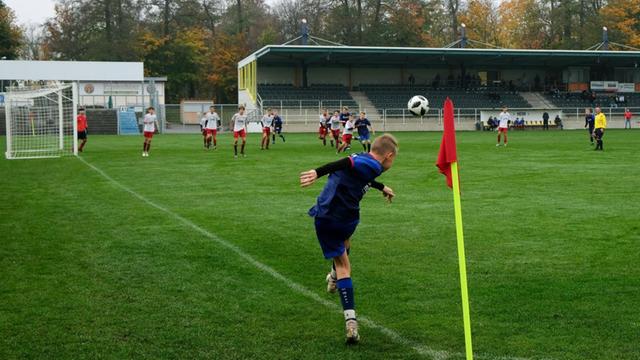 Jugendliche spielen auf einem Fußball-Platz in der Stadt Weiden.