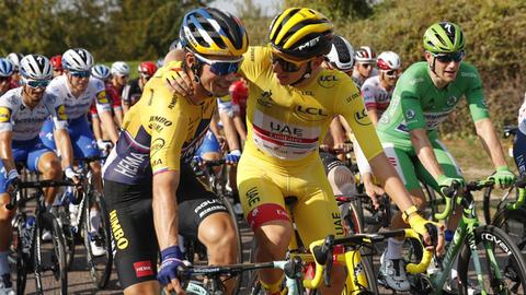 Die Radprofis Primoz Roglic, Tadej Pogacar und Sam Bennett beim Start der 21. Etappe