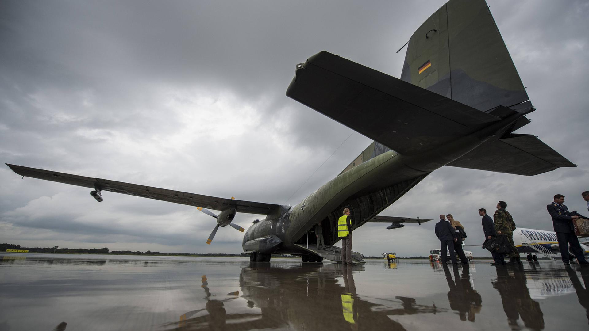 Eine Transall C-160 steht am 6. Oktober 2015 auf dem Flughafen in Weeze, Deutschland