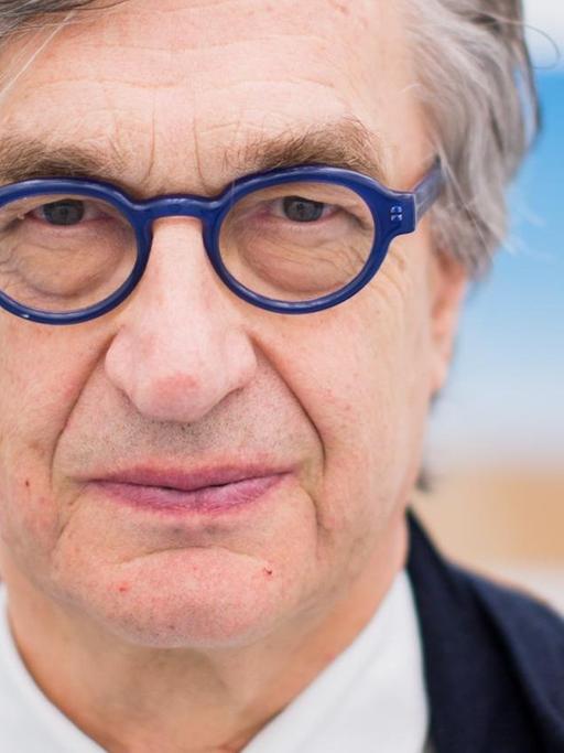 Regisseur Wim Wenders steht am 15.04.2015 in seiner Fotoausstellung "Wim Wenders. Landschaften. Photographien." im Museum Kunstpalast in Düsseldorf (Nordrhein-Westfalen).