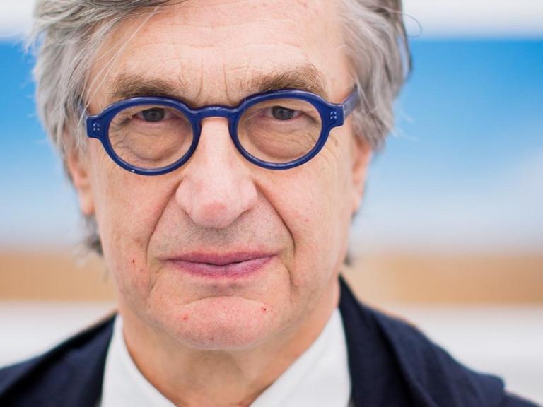 Regisseur Wim Wenders steht am 15.04.2015 in seiner Fotoausstellung "Wim Wenders. Landschaften. Photographien." im Museum Kunstpalast in Düsseldorf (Nordrhein-Westfalen).