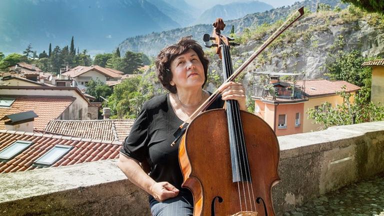 Die Cellistin Natalia Gutman im Freien mit ihrem Violoncello