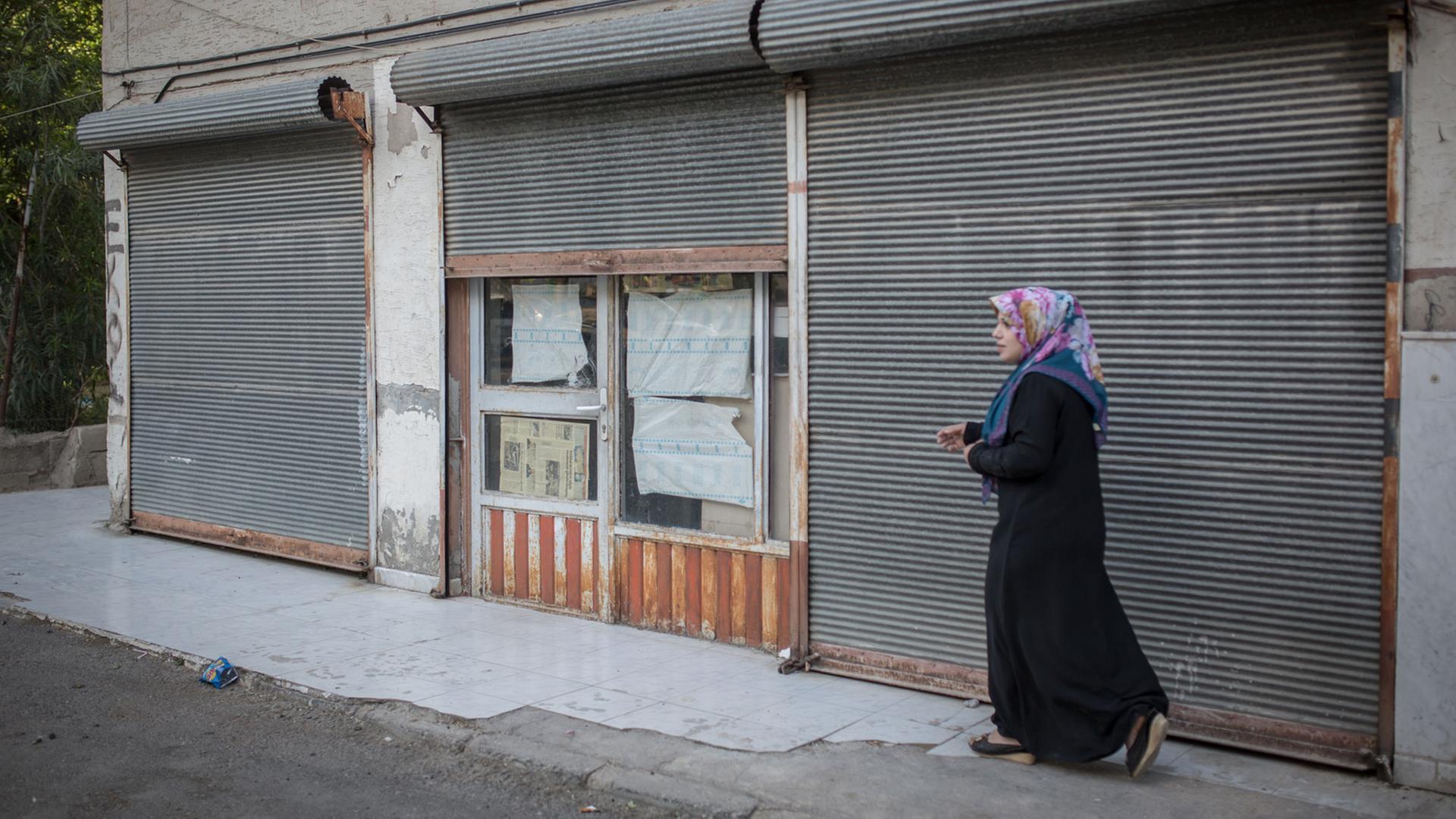 Ein weiblicher syrischer Flüchtling in Gaziantep, Türkei. Gaziantep liegt an der Grenze zu Syrien, hunderttausende Flüchtlinge leben bereits dort und der Wohnraum wird knapp. Deshalb wohnen mittlerweile Flüchtlinge in kleinen Läden wie diesen hier.
