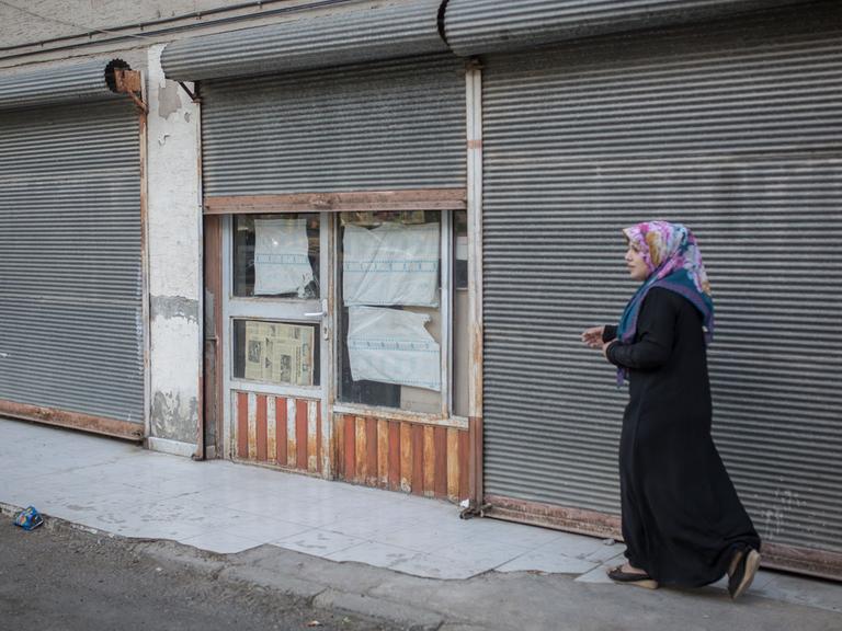 Ein weiblicher syrischer Flüchtling in Gaziantep, Türkei. Gaziantep liegt an der Grenze zu Syrien, hunderttausende Flüchtlinge leben bereits dort und der Wohnraum wird knapp. Deshalb wohnen mittlerweile Flüchtlinge in kleinen Läden wie diesen hier.