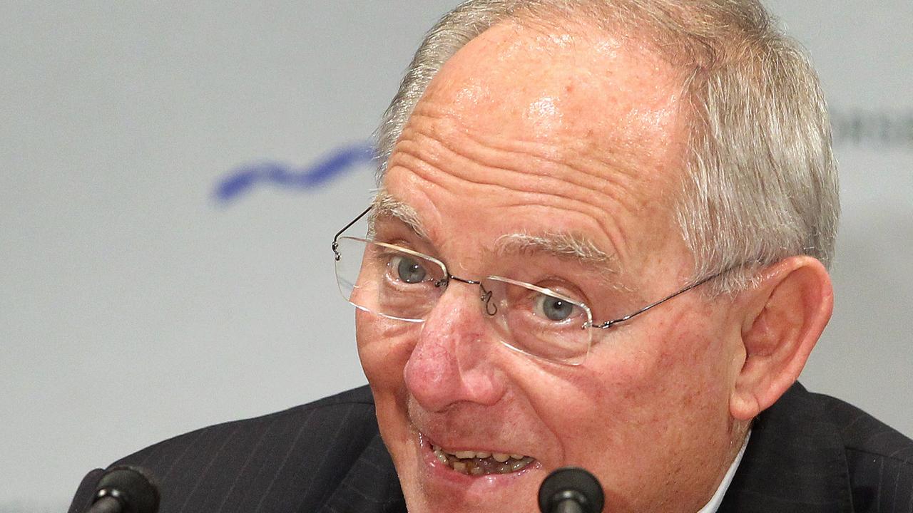 Bundesfinanzminister Wolfgang Schäuble spricht in ein Mikrofon