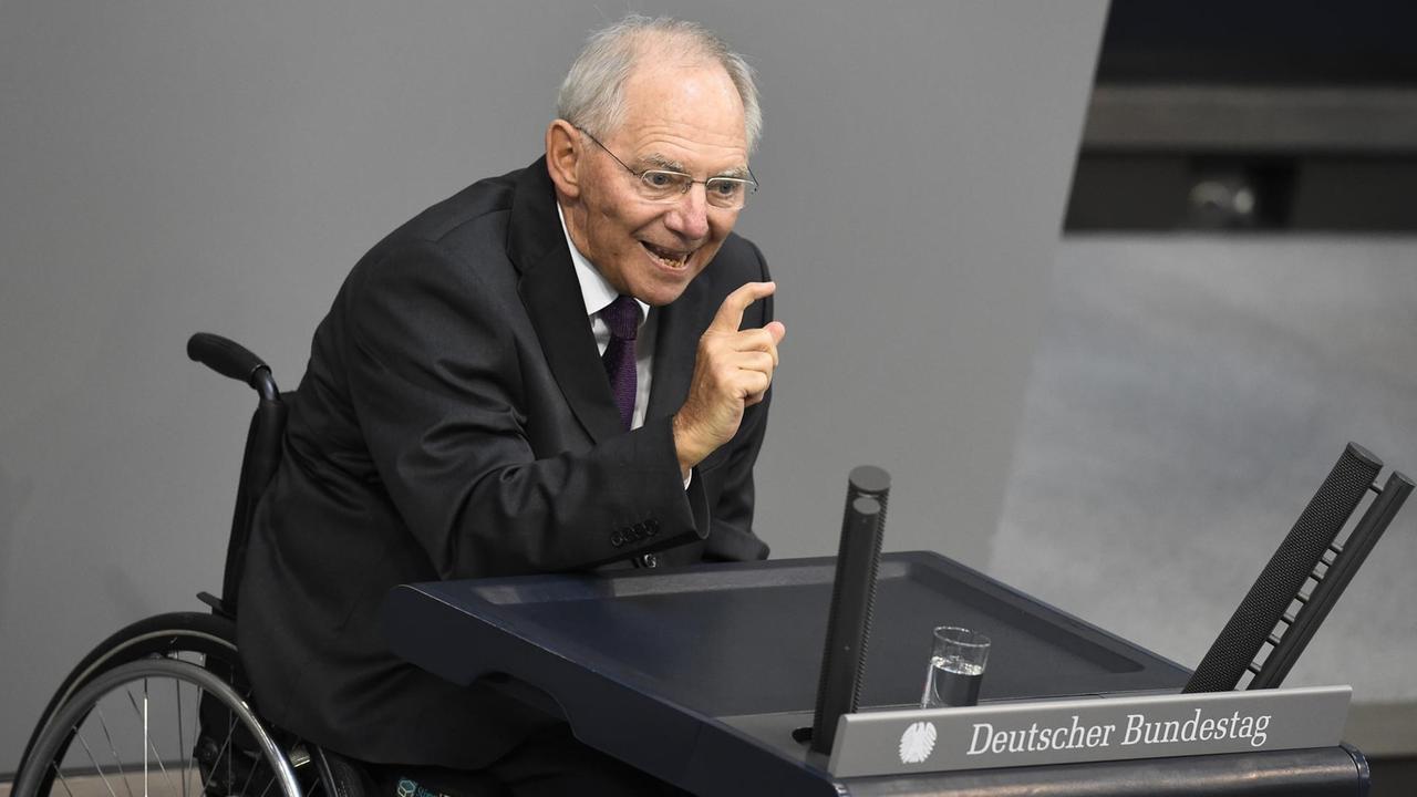 Bundesfinanzminister Wolfgang Schäuble während der Sondersitzung im Bundestag. 