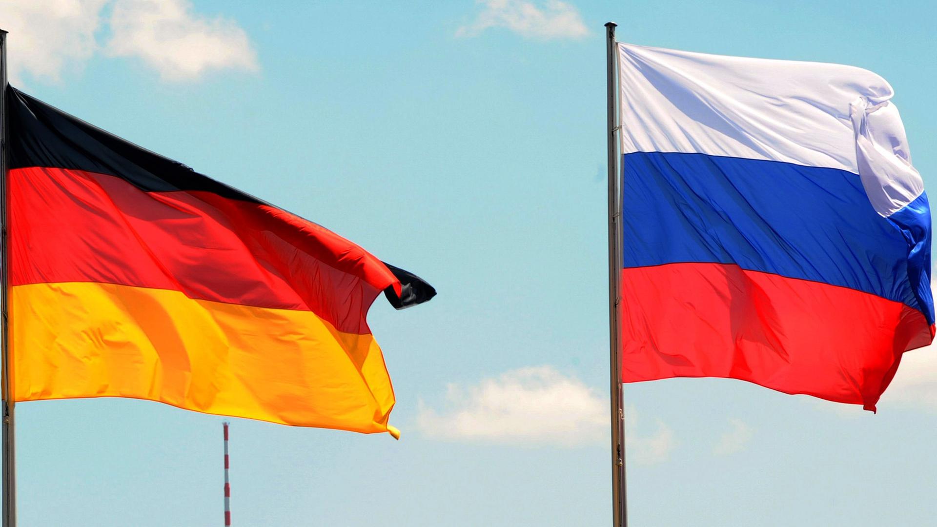 Die Flaggen der Bundesrepublik Deutschland und Russlands wehen vor dem Bundeskanzleramt in Berlin.