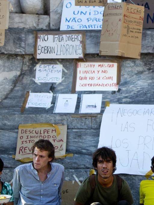 Junge Menschen protestieren in Lissabon gegen die hohe Arbeitslosigkeit als Folge der Wirtschaftskrise.