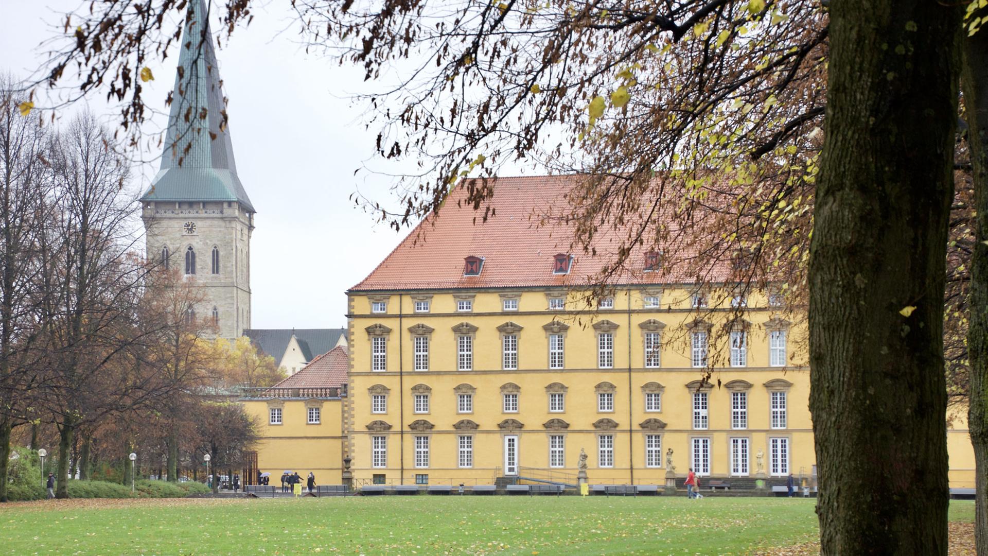 Das Osnabrücker Schloss war die Residenz Fürstbischofs Ernst August I. von Braunschweig-Lüneburg. Heute ist es der Sitz der Universität Osnabrück.