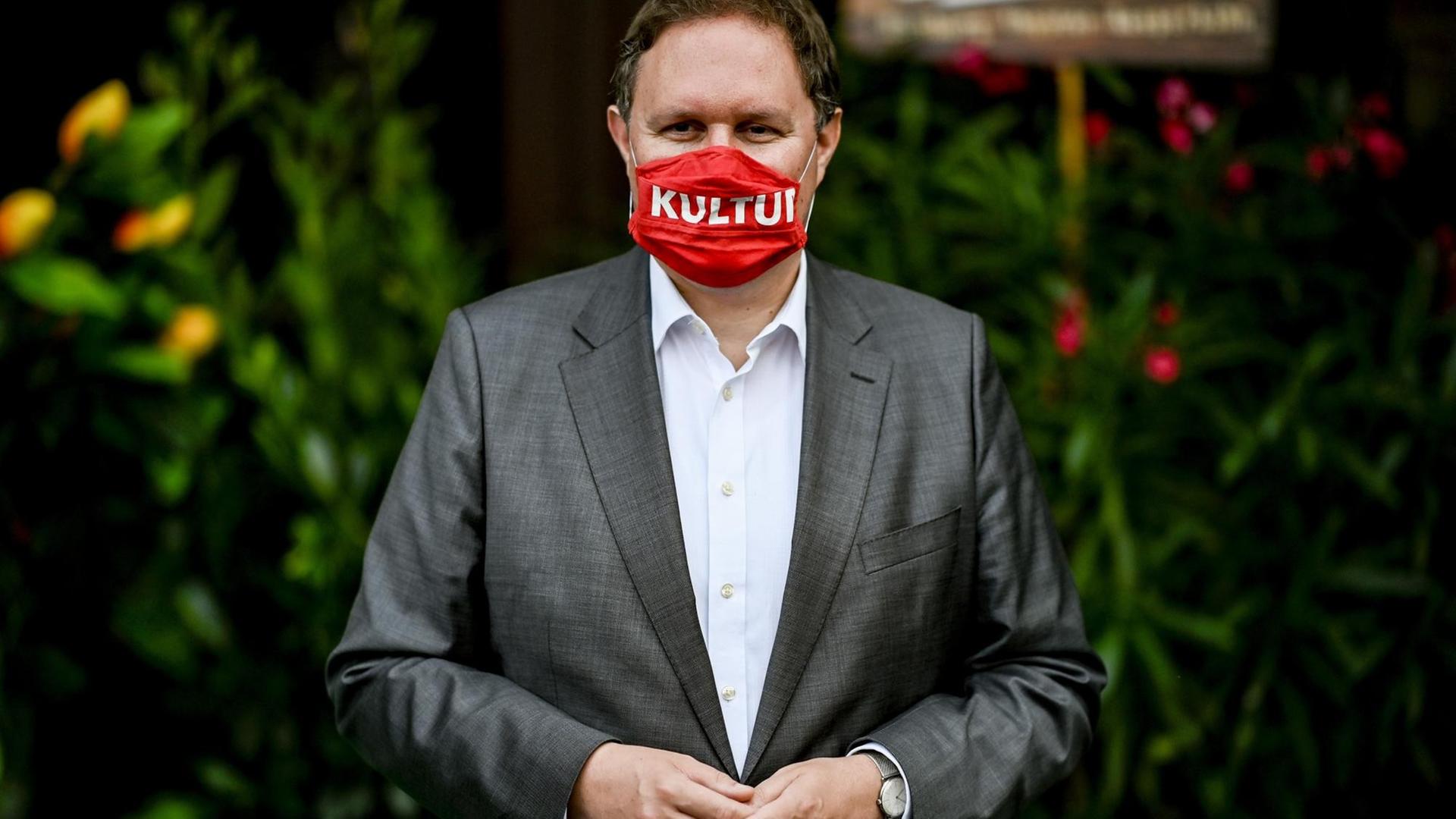 Carsten Brosda (SPD), Hamburgs Kultursenator, erscheint bei der Premiere der Show «Paradiso» auf dem Roten Teppich. Mit der Show «Paradiso» öffnet mit dem Schmidts Tivoli auf der Reeperbahn das erste Hamburger Theater nach knapp viermonatiger Corona-Pause.