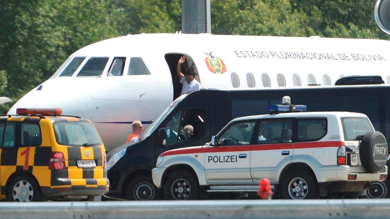 epa03772505 Bolivian President, Evo Morales waves on entering his plane, Falcon 900 EX, before take off at the airport in Vienna, Austria, 03 July 2013. Bolivian President Evo Morales' plane landed overnight 02 July in Vienna after the aircraft was denied epa03772505 Bolivian President, Evo Morales waves on entering his plane, Falcon 900 EX, before take off at the airport in Vienna, Austria, 03 July 2013. Bolivian President Evo Morales' plane landed overnight 02 July in Vienna after the aircraft was denied