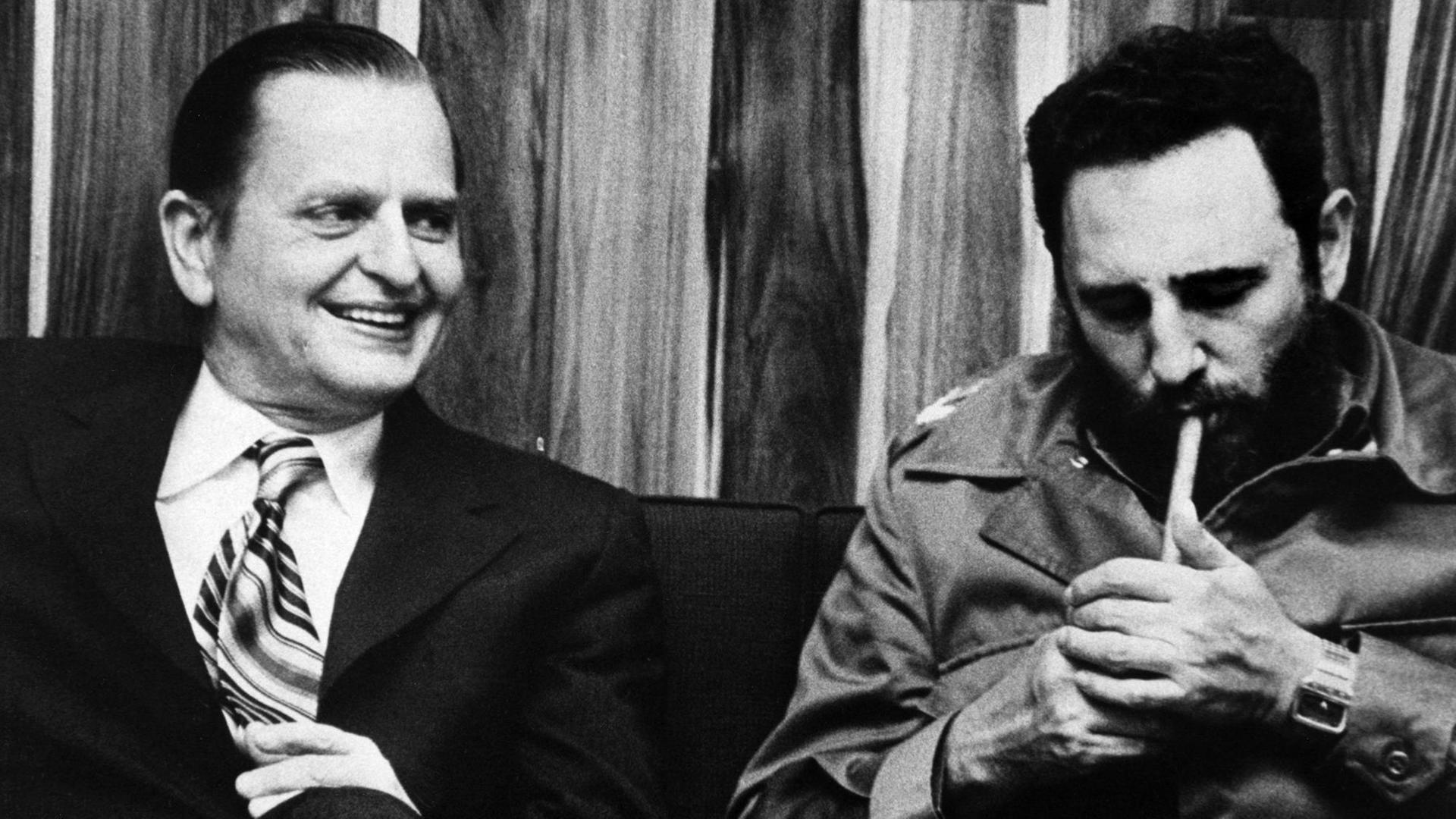 Der schwedische Ministerpräsident Olof Palme (links) sitzt neben dem damaligen kubanischen Regierungschef Fidel Castro