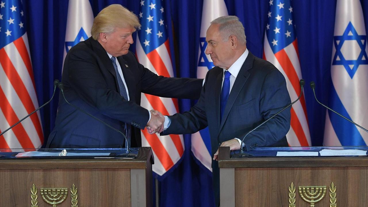 US-Präsident Donald Trump und Israels Ministerpräsident Benjamin Netanjahu schütteln sich die Hände während einer gemeinsamen Pressekonferenz.