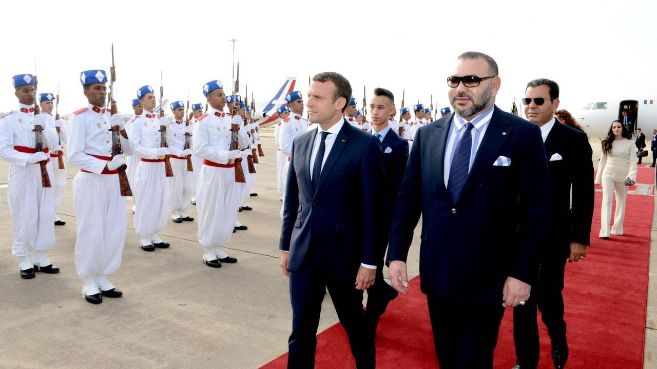 Der französische Präsident Emmanuel Macron wird von König Mohammed VI in Marokko zu einem Staatsbesuch empfangen.