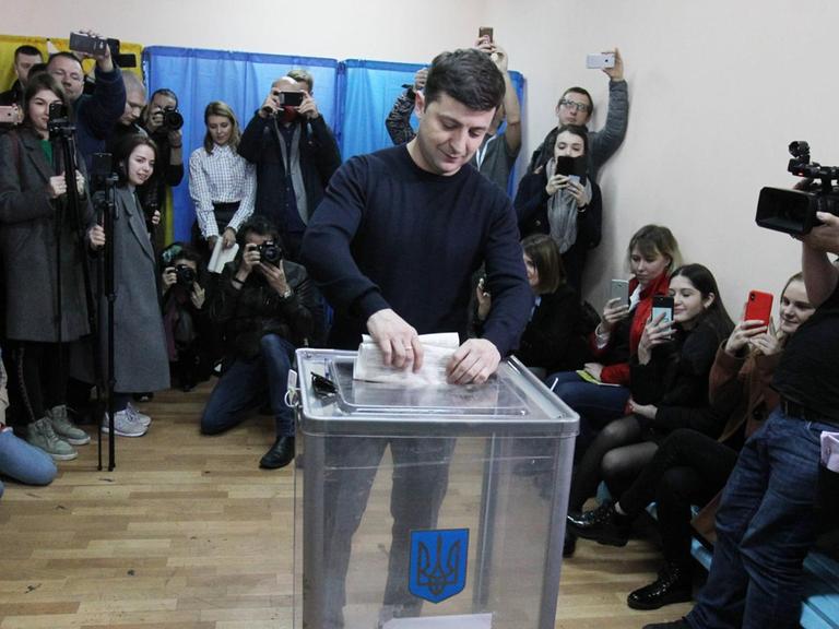 Der Schauspieler und Präsidentschaftskandidat Wolodymyr Selenskij bei seiner Stimmabgabe zur Präsidentschaftswahl in der Ukraine.