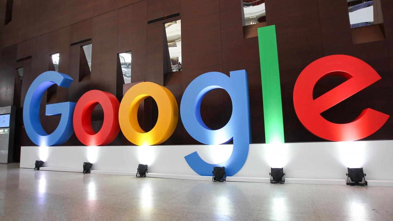 Die sechs Buchstaben des Firmennamens Googles sind durch Scheinwerfer beleuchtet.