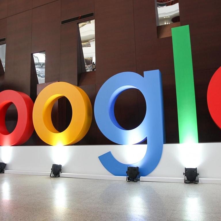 Die sechs Buchstaben des Firmennamens Googles sind in der Unternehmensniederlassung im chinesischen Shanghai durch Scheinwerfer beleuchtet.