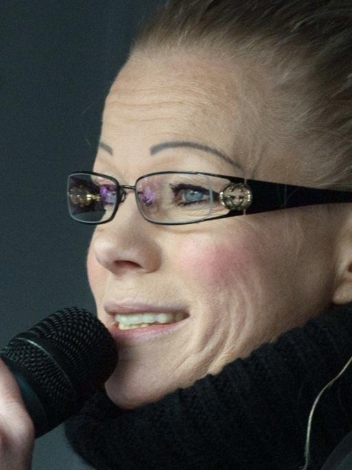 Kathrin Oertel spricht bei einer Pegida-Demonstration in ein Mikrofon.